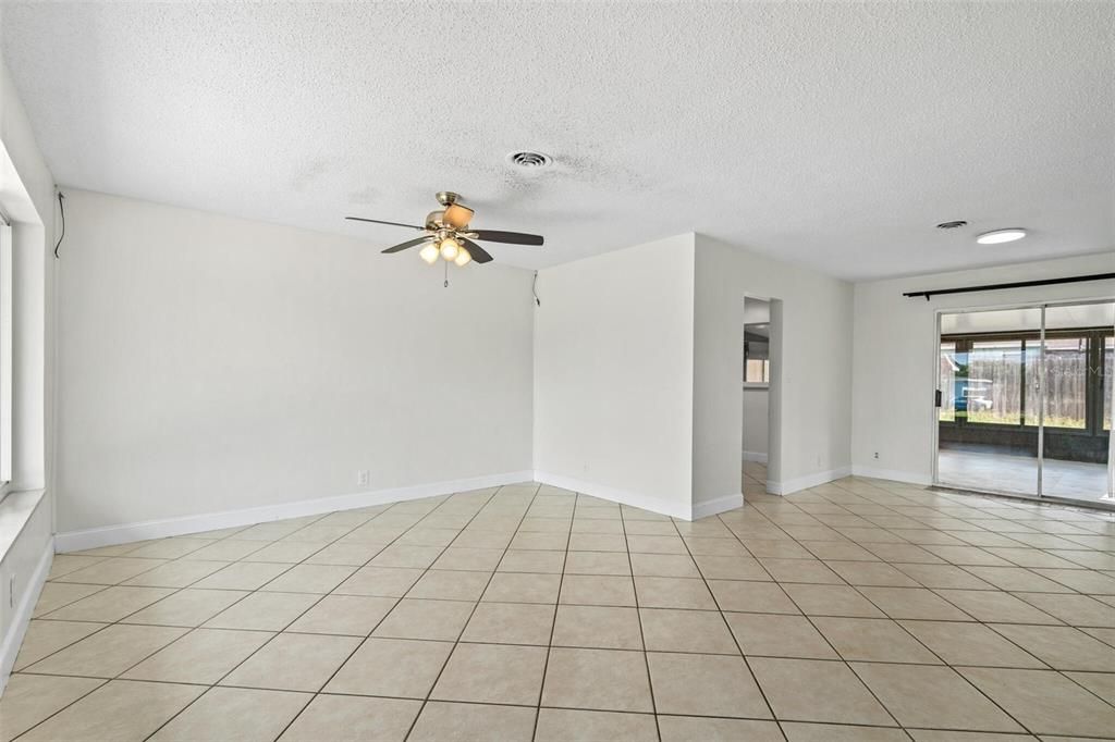 En Venta: $329,999 (3 camas, 2 baños, 1301 Pies cuadrados)