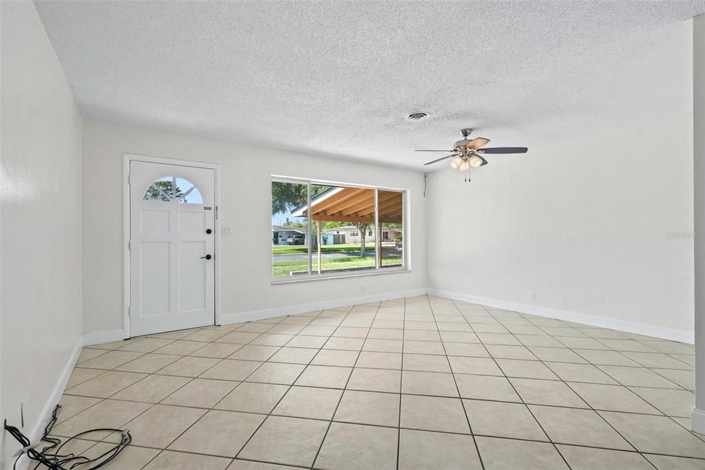 En Venta: $329,999 (3 camas, 2 baños, 1301 Pies cuadrados)