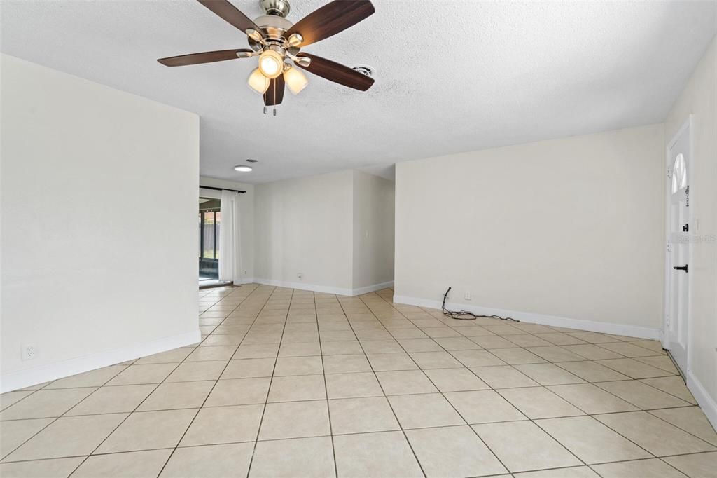 En Venta: $329,999 (3 camas, 2 baños, 1301 Pies cuadrados)