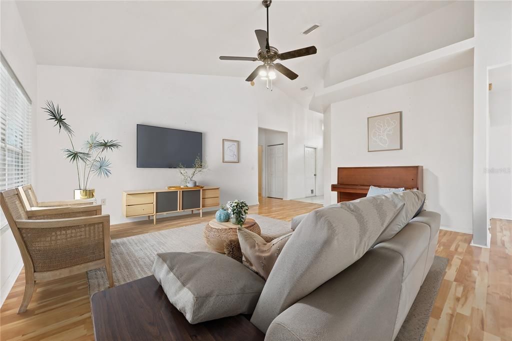 На продажу: $299,900 (3 спален, 2 ванн, 1535 Квадратных фут)