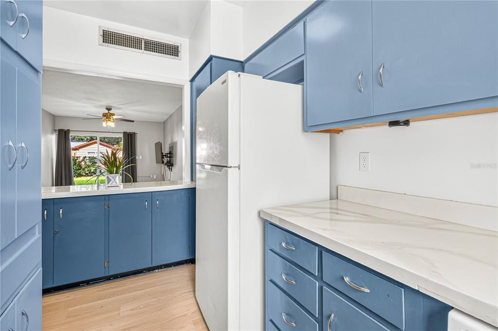 На продажу: $179,900 (2 спален, 1 ванн, 1100 Квадратных фут)