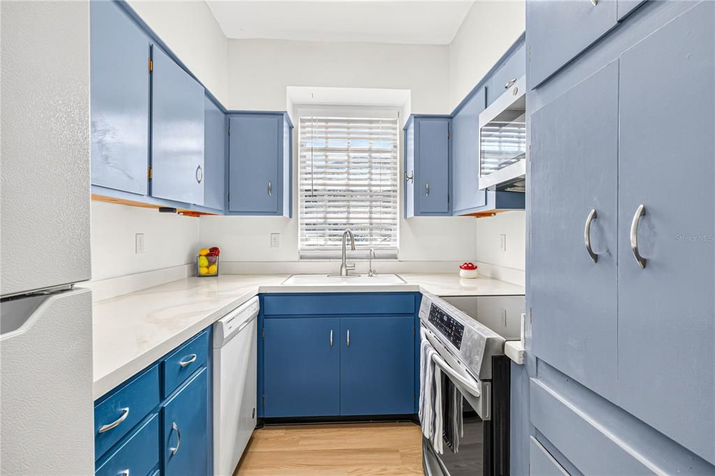 На продажу: $179,900 (2 спален, 1 ванн, 1100 Квадратных фут)