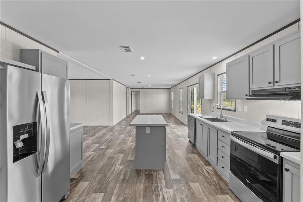 На продажу: $219,999 (4 спален, 2 ванн, 1813 Квадратных фут)