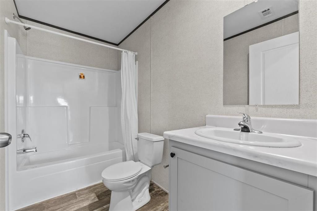 На продажу: $219,999 (4 спален, 2 ванн, 1813 Квадратных фут)