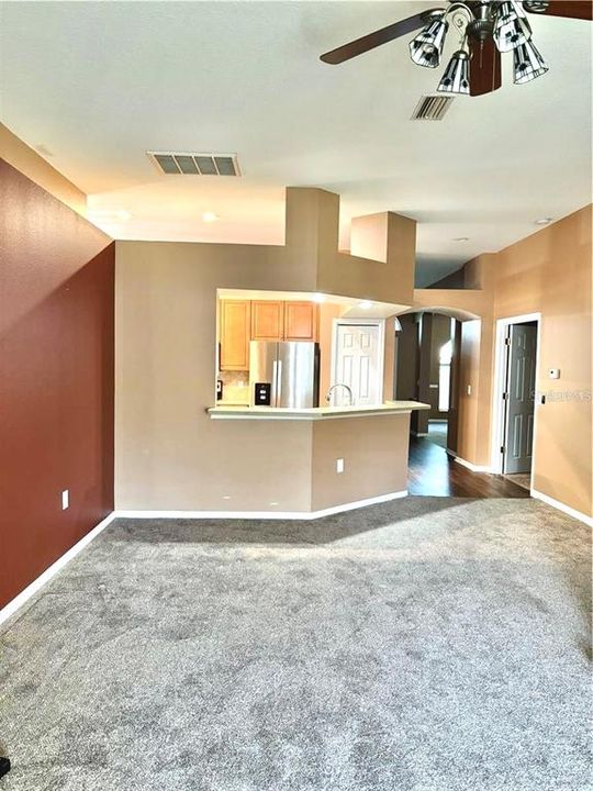 Activo con contrato: $2,600 (4 camas, 2 baños, 2080 Pies cuadrados)