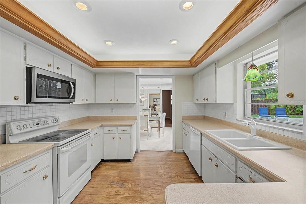 Под контрактом: $549,900 (4 спален, 2 ванн, 1927 Квадратных фут)
