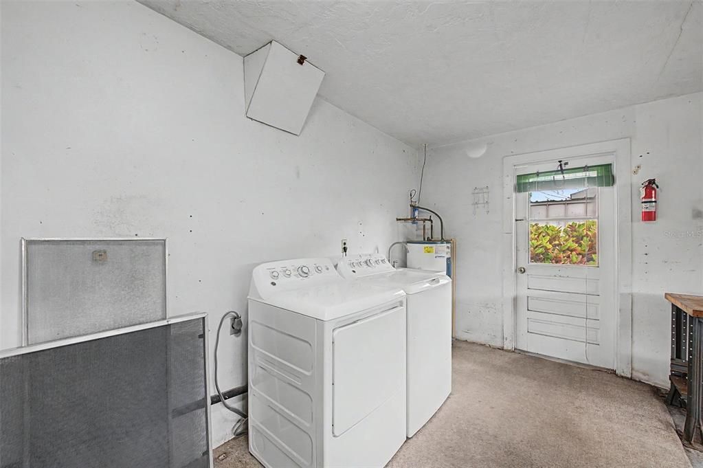 Под контрактом: $549,900 (4 спален, 2 ванн, 1927 Квадратных фут)