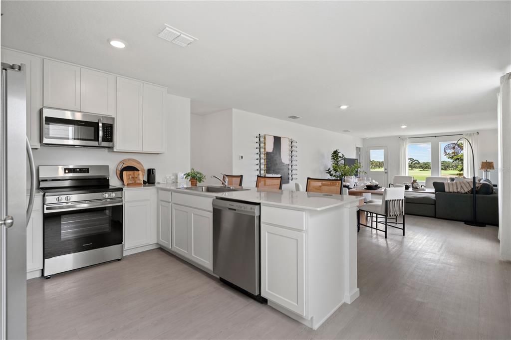 На продажу: $251,240 (4 спален, 2 ванн, 1600 Квадратных фут)