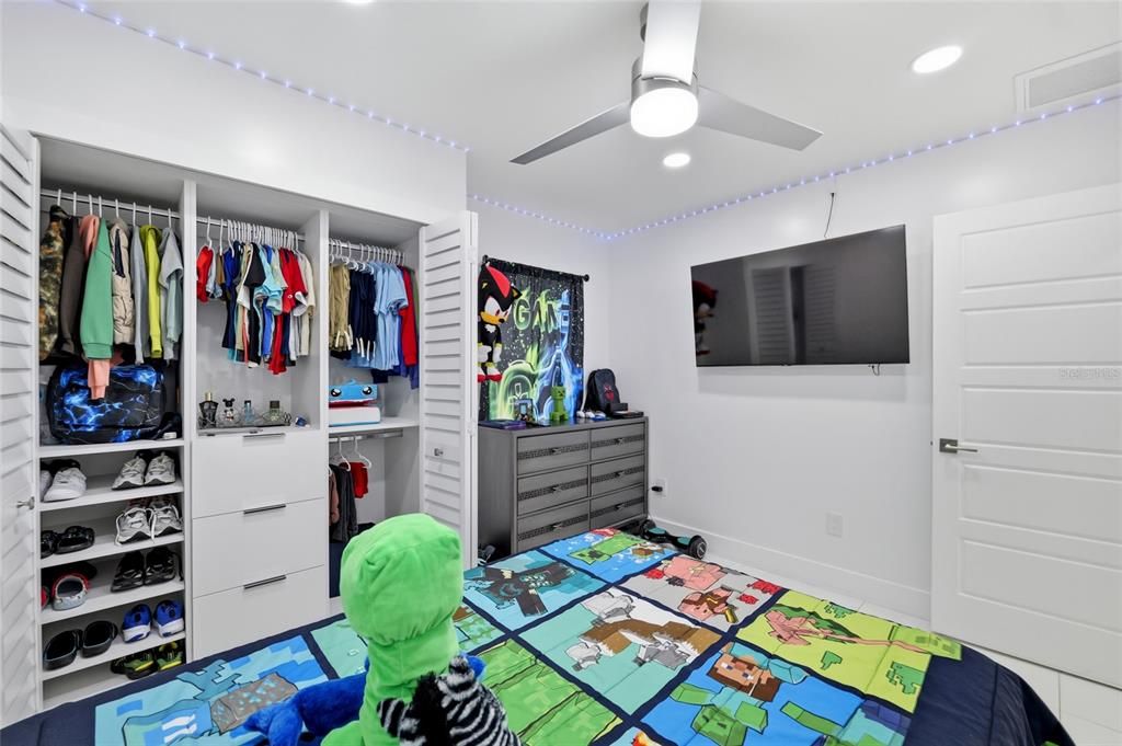 For Sale: $850,000 (5 beds, 3 baths, 1936 Square Feet)