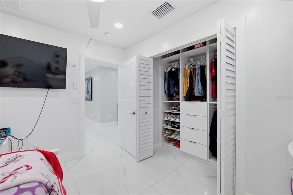 For Sale: $850,000 (5 beds, 3 baths, 1936 Square Feet)