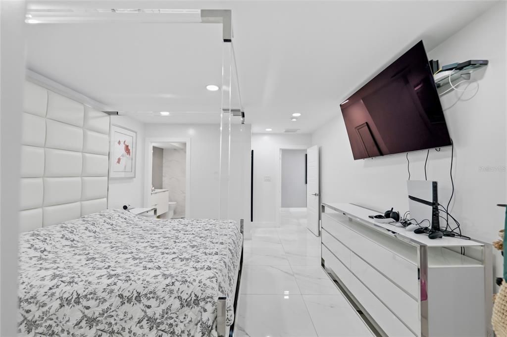 For Sale: $850,000 (5 beds, 3 baths, 1936 Square Feet)