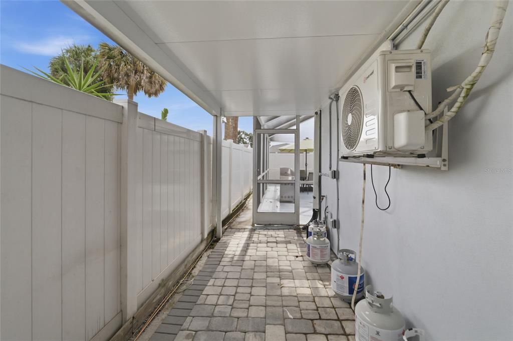 For Sale: $850,000 (5 beds, 3 baths, 1936 Square Feet)