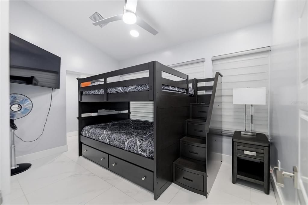 For Sale: $850,000 (5 beds, 3 baths, 1936 Square Feet)