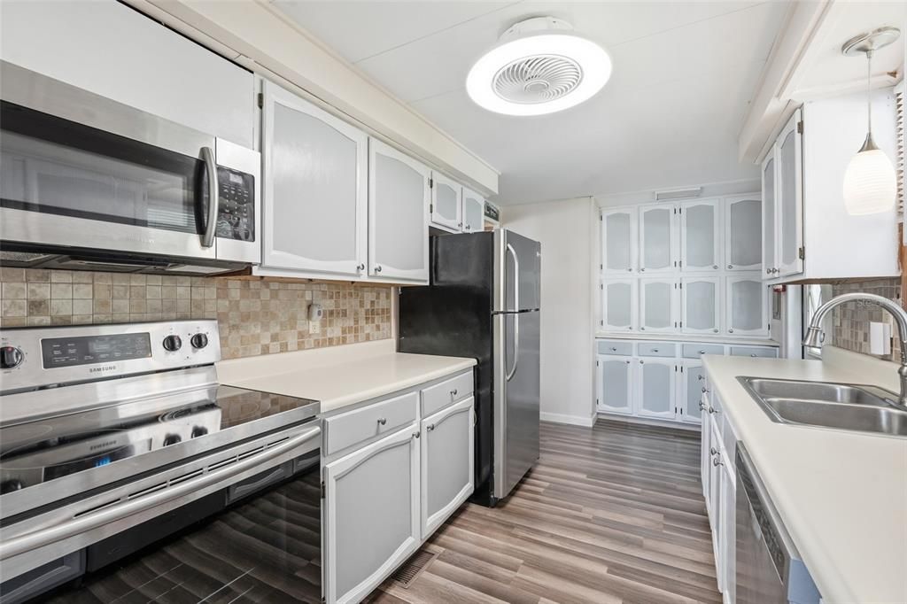 На продажу: $130,000 (2 спален, 2 ванн, 1032 Квадратных фут)