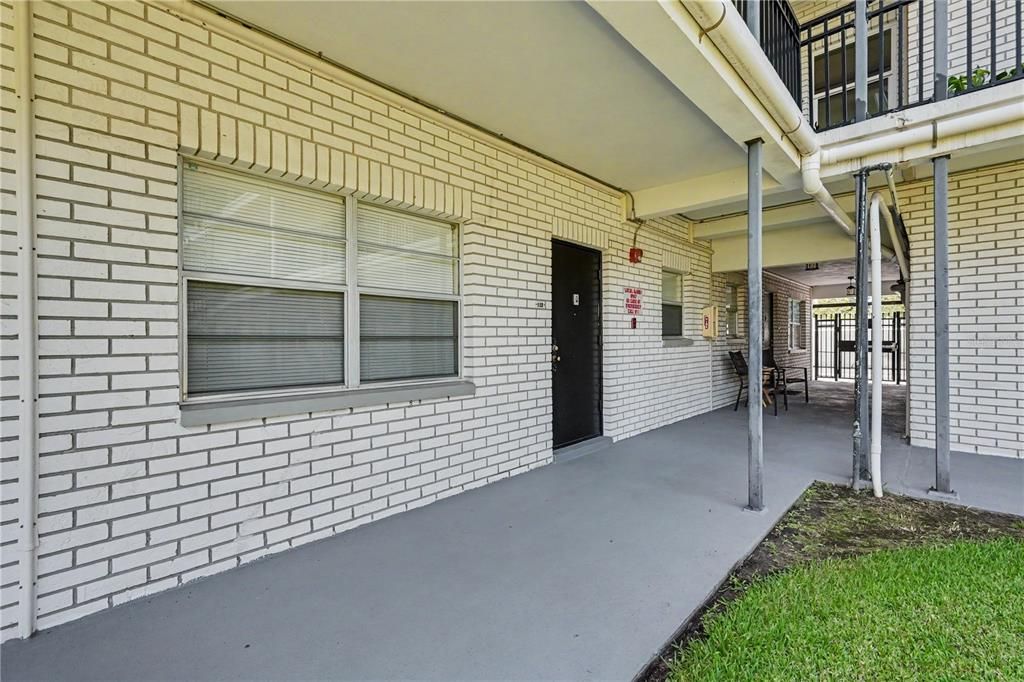 Active With Contract: $115,000 (1 beds, 1 baths, 640 Square Feet)