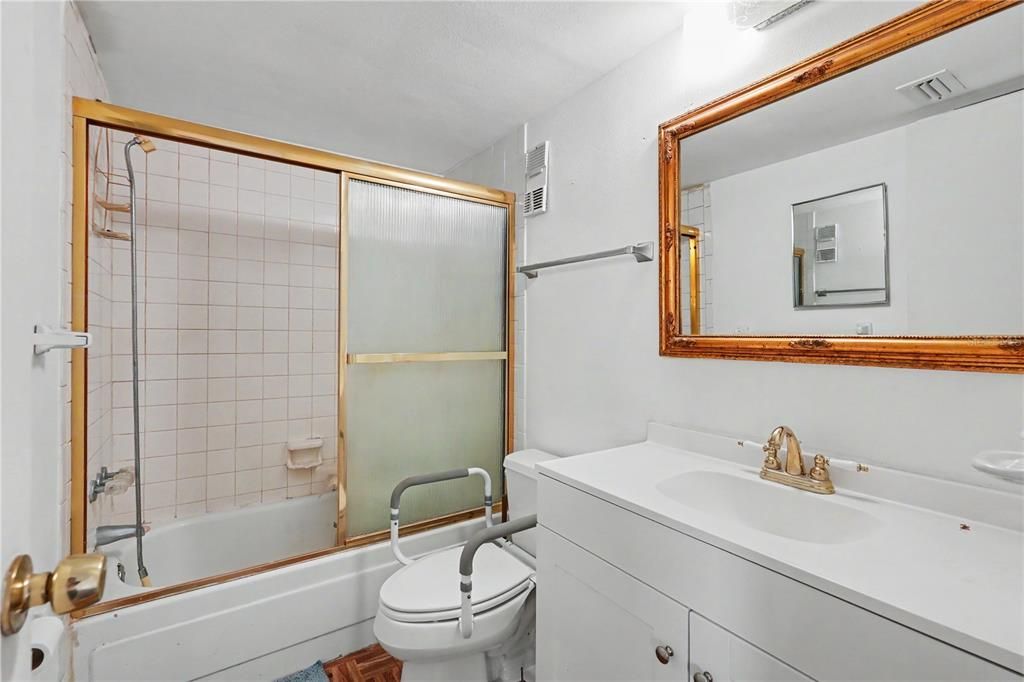 Active With Contract: $115,000 (1 beds, 1 baths, 640 Square Feet)