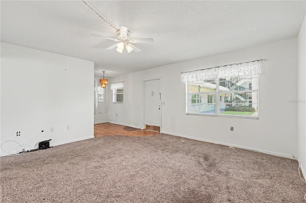 Active With Contract: $115,000 (1 beds, 1 baths, 640 Square Feet)