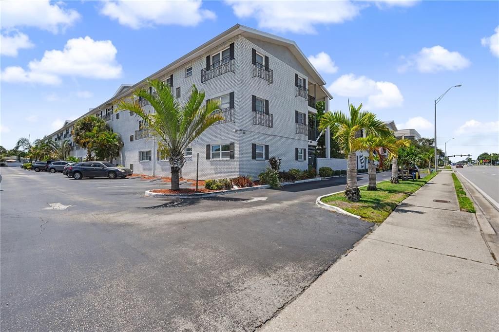 Active With Contract: $115,000 (1 beds, 1 baths, 640 Square Feet)