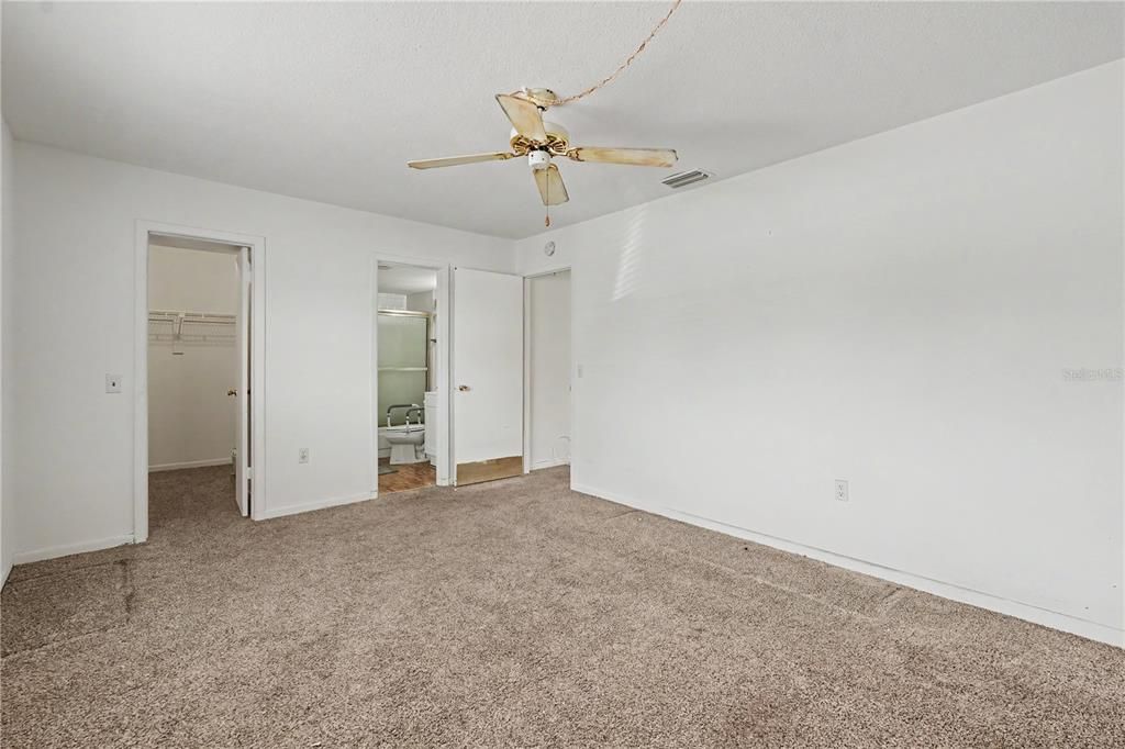 Active With Contract: $115,000 (1 beds, 1 baths, 640 Square Feet)