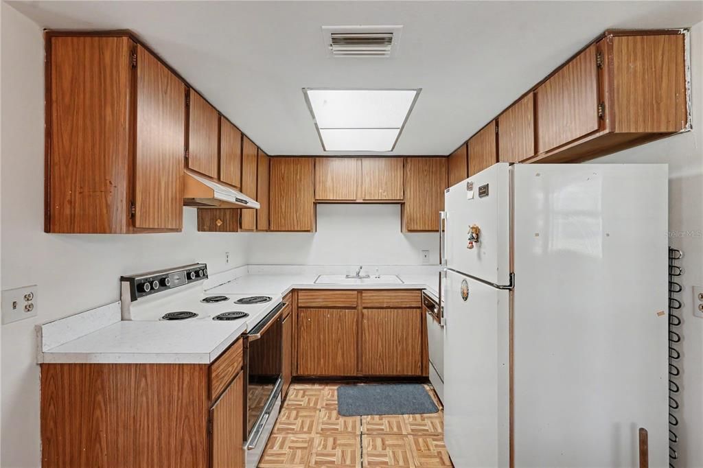 Active With Contract: $115,000 (1 beds, 1 baths, 640 Square Feet)