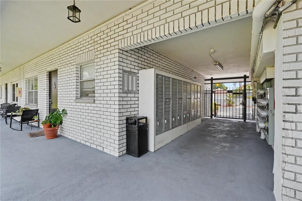 Active With Contract: $115,000 (1 beds, 1 baths, 640 Square Feet)