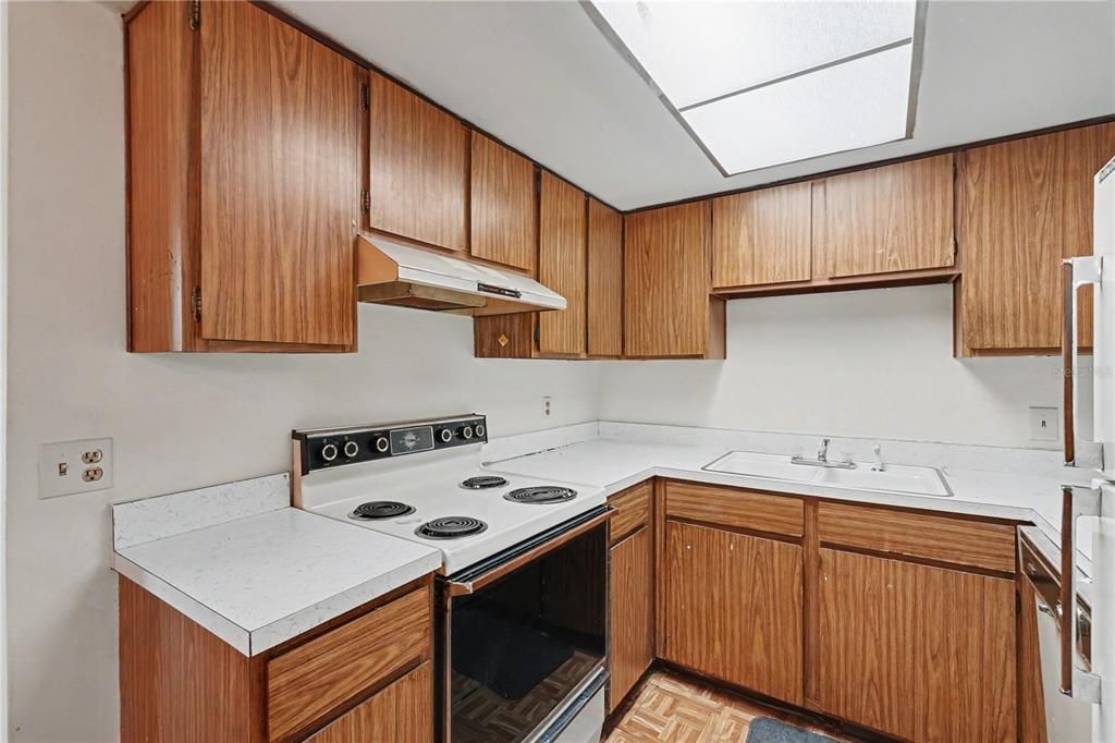 Active With Contract: $115,000 (1 beds, 1 baths, 640 Square Feet)