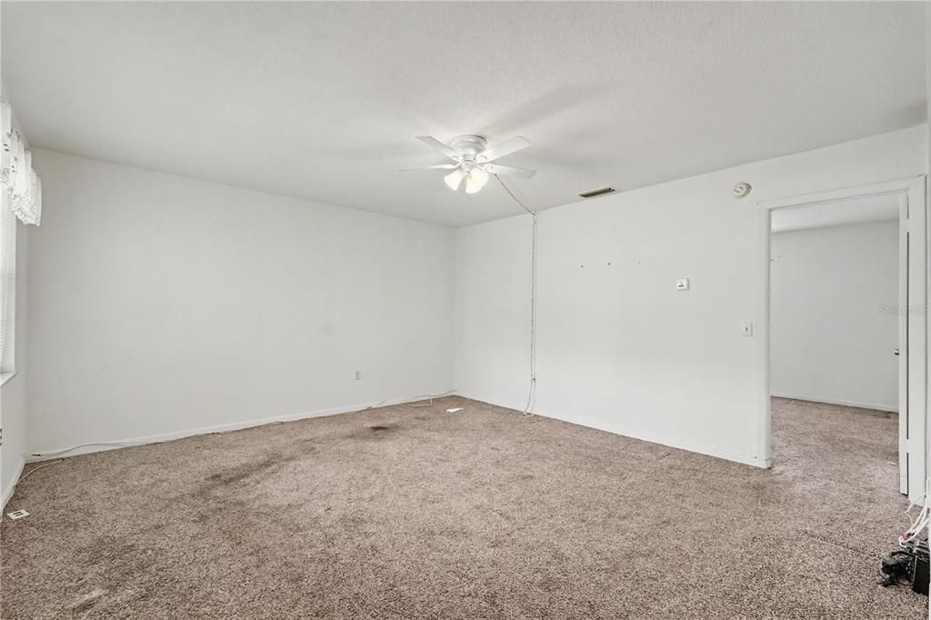 Active With Contract: $115,000 (1 beds, 1 baths, 640 Square Feet)