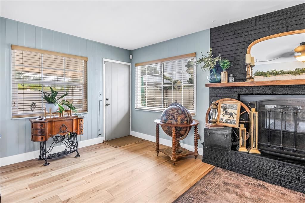 Active With Contract: $479,900 (3 beds, 1 baths, 1307 Square Feet)