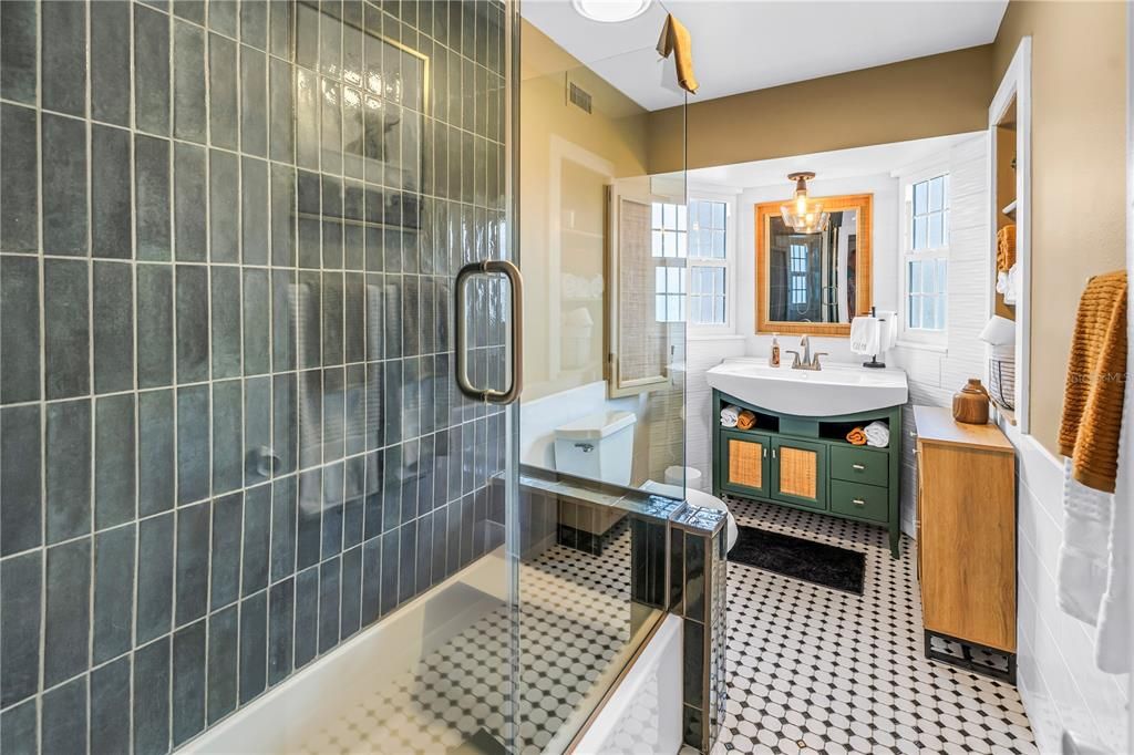 Active With Contract: $479,900 (3 beds, 1 baths, 1307 Square Feet)