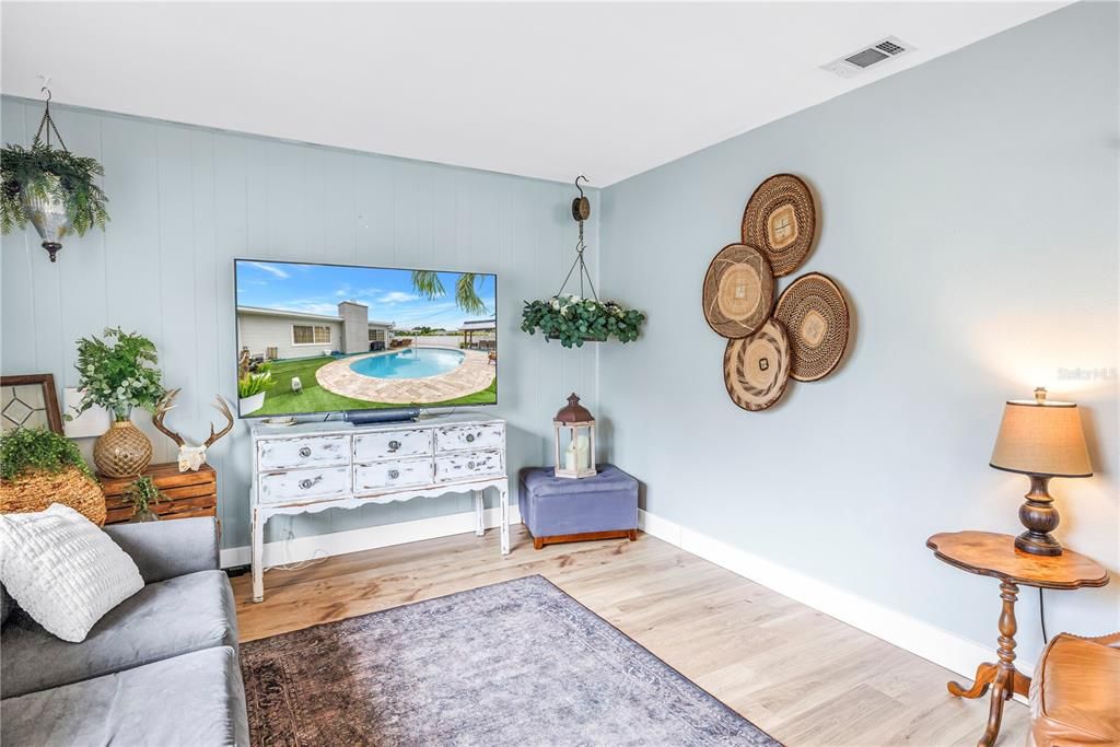 Active With Contract: $479,900 (3 beds, 1 baths, 1307 Square Feet)