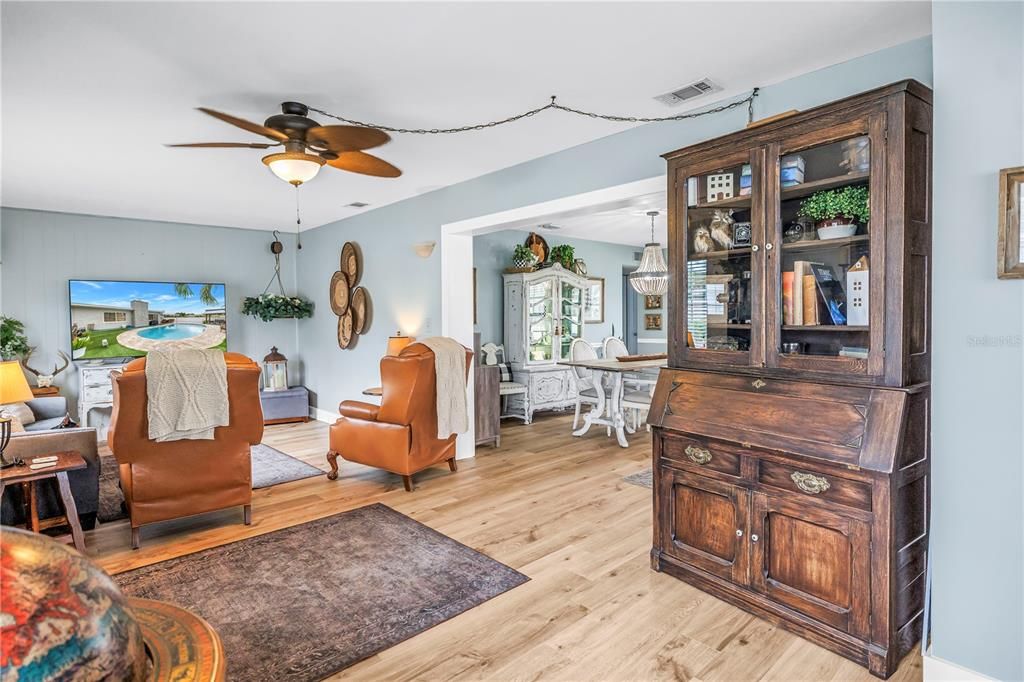 Active With Contract: $479,900 (3 beds, 1 baths, 1307 Square Feet)