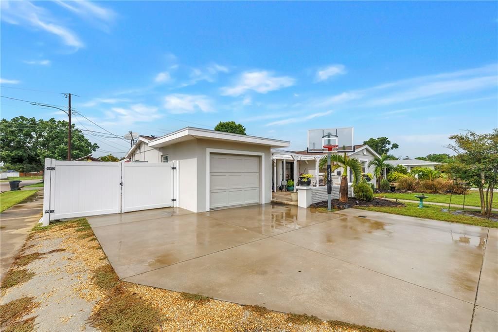 Active With Contract: $479,900 (3 beds, 1 baths, 1307 Square Feet)