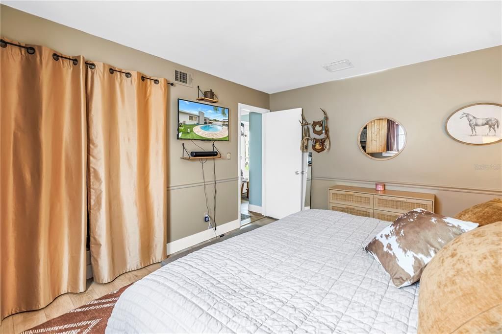 Active With Contract: $479,900 (3 beds, 1 baths, 1307 Square Feet)