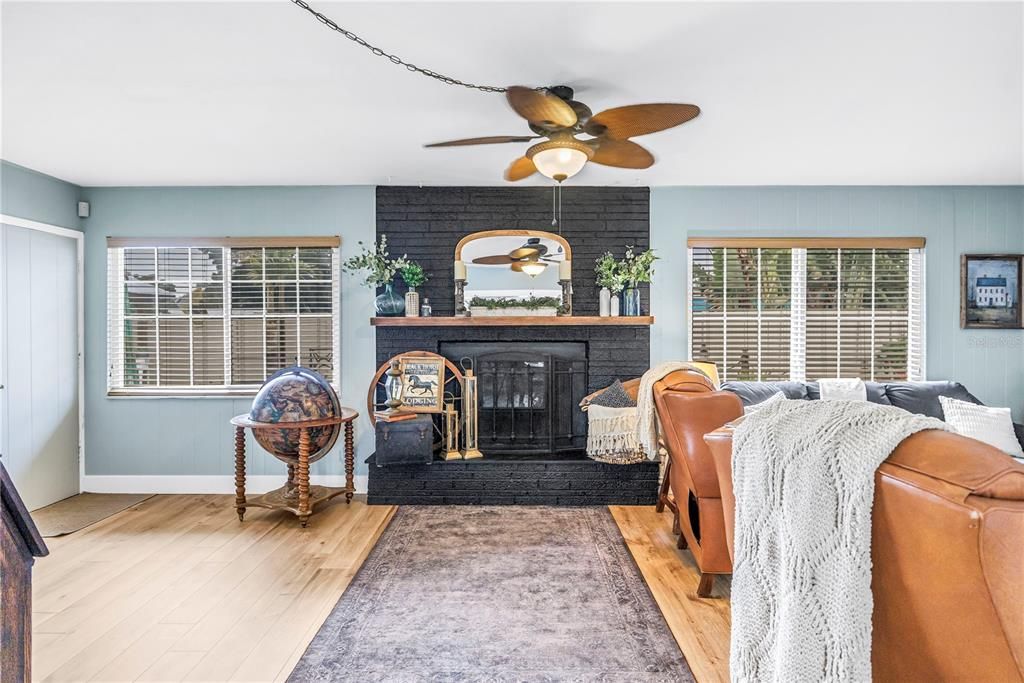 Active With Contract: $479,900 (3 beds, 1 baths, 1307 Square Feet)
