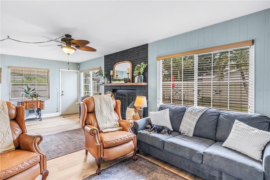Active With Contract: $479,900 (3 beds, 1 baths, 1307 Square Feet)