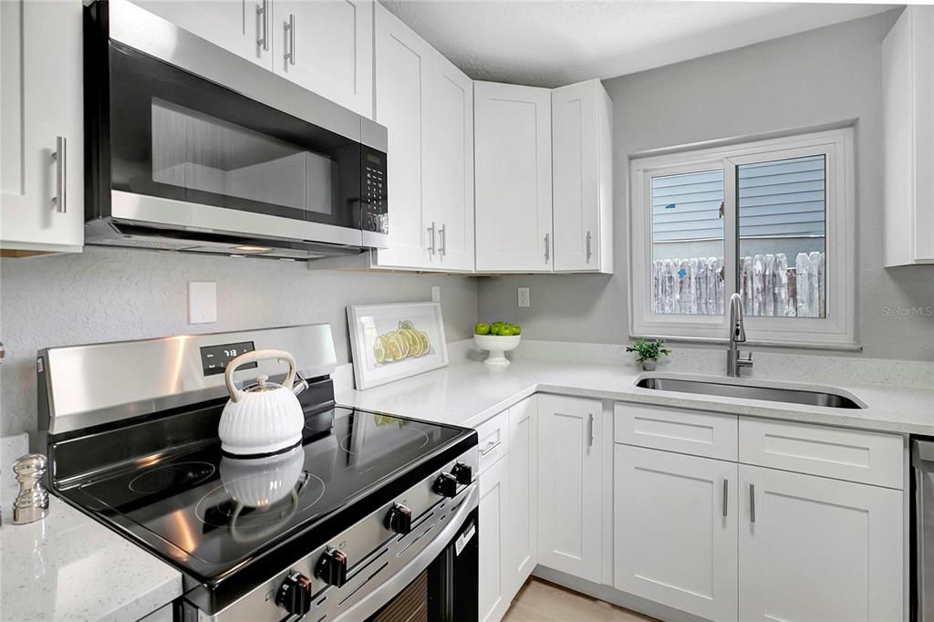 На продажу: $325,000 (4 спален, 0 ванн, 1800 Квадратных фут)
