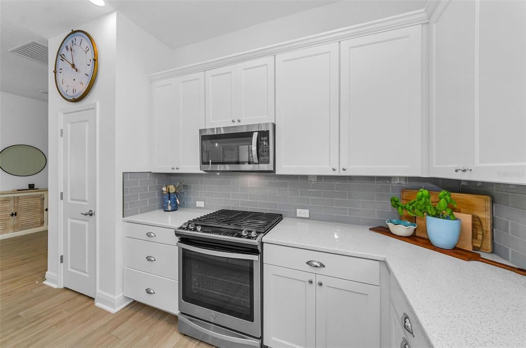 Под контрактом: $575,000 (3 спален, 2 ванн, 1901 Квадратных фут)