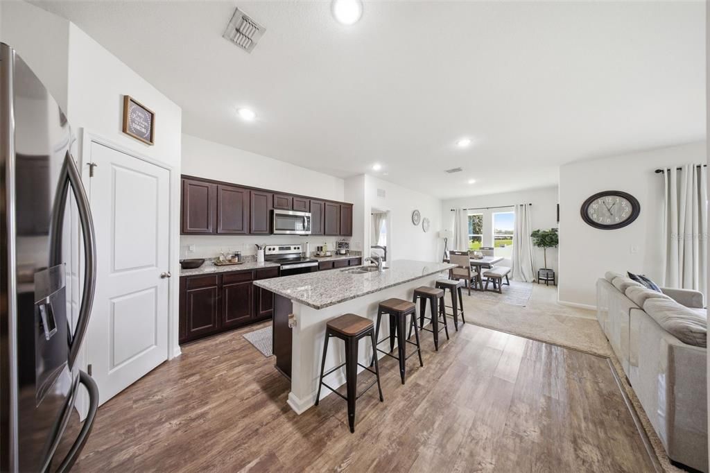 : $340,000 (4 спален, 2 ванн, 1806 Квадратных фут)