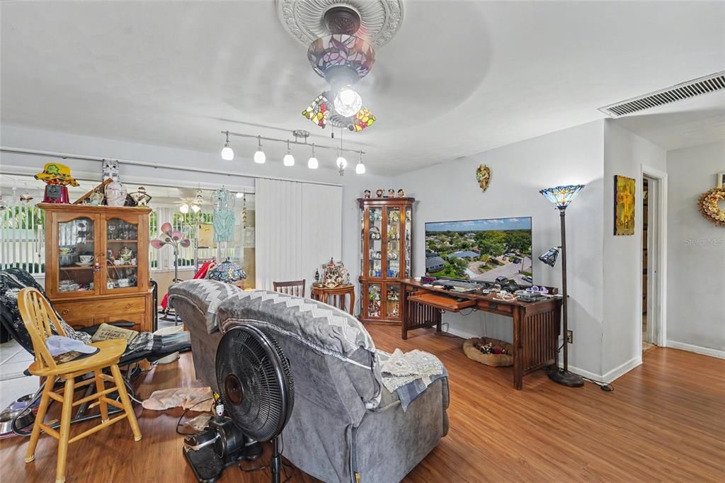 Под контрактом: $289,000 (2 спален, 2 ванн, 1252 Квадратных фут)