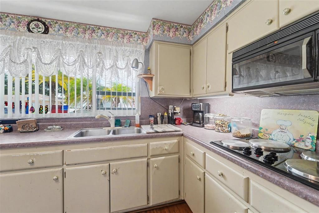 Под контрактом: $289,000 (2 спален, 2 ванн, 1252 Квадратных фут)