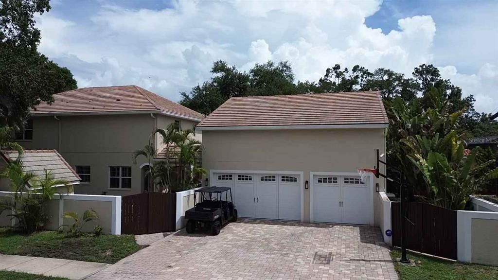 Activo con contrato: $1,690,000 (5 camas, 5 baños, 4446 Pies cuadrados)
