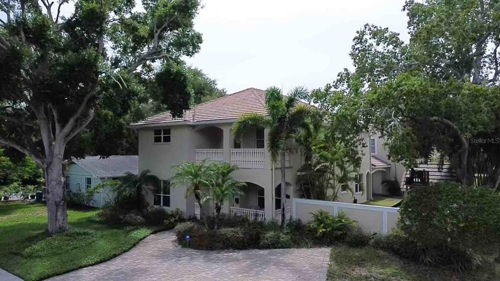 Activo con contrato: $1,690,000 (5 camas, 5 baños, 4446 Pies cuadrados)