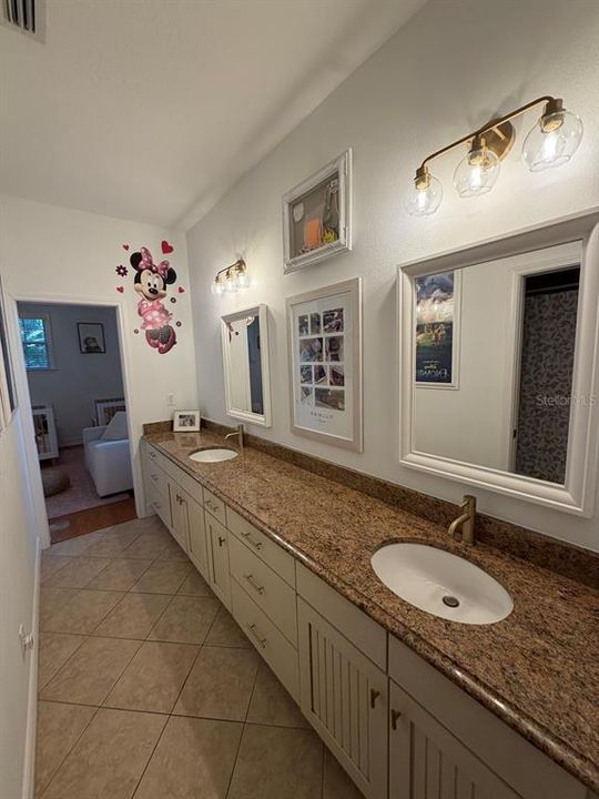 Activo con contrato: $1,690,000 (5 camas, 5 baños, 4446 Pies cuadrados)
