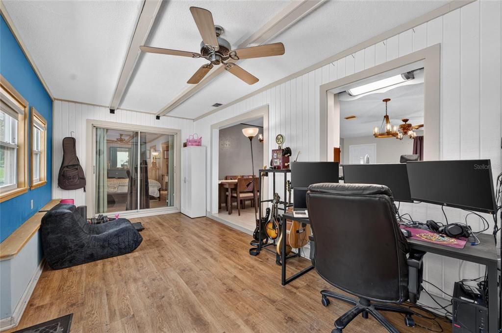 Activo con contrato: $209,950 (2 camas, 2 baños, 1336 Pies cuadrados)