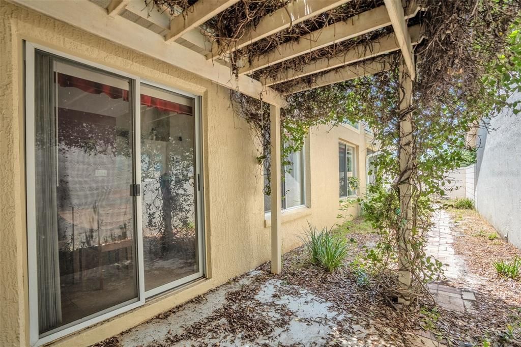 Activo con contrato: $405,000 (3 camas, 2 baños, 1545 Pies cuadrados)