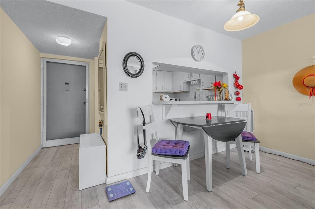 For Sale: $105,000 (2 beds, 1 baths, 820 Square Feet)