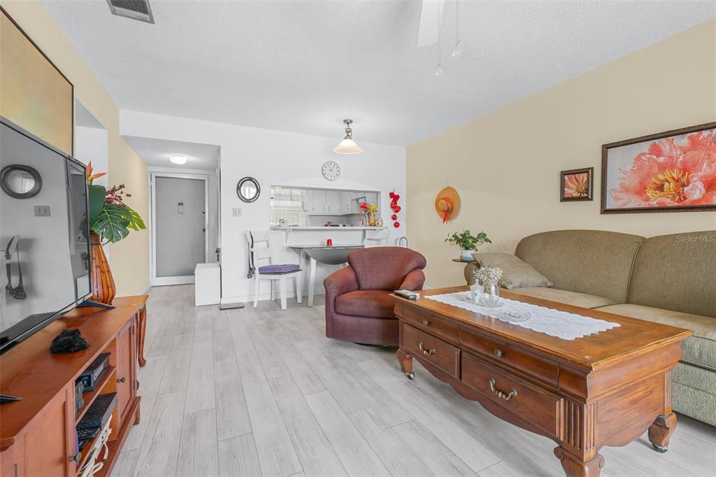 For Sale: $105,000 (2 beds, 1 baths, 820 Square Feet)