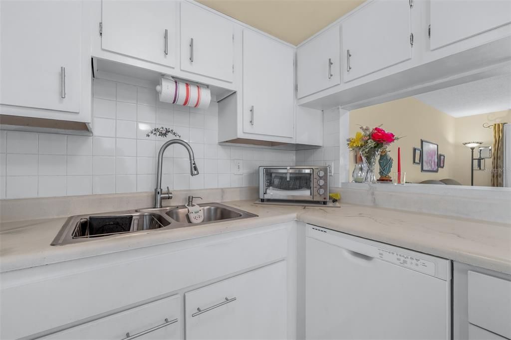 For Sale: $105,000 (2 beds, 1 baths, 820 Square Feet)