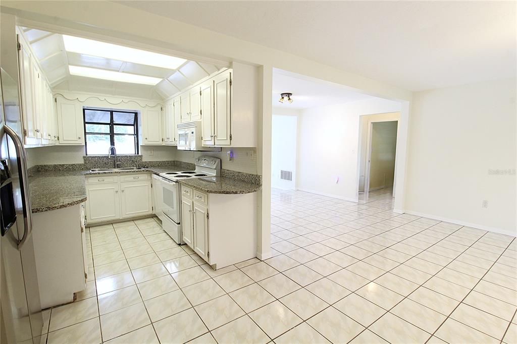 В аренду: $2,700 (3 спален, 3 ванн, 1737 Квадратных фут)