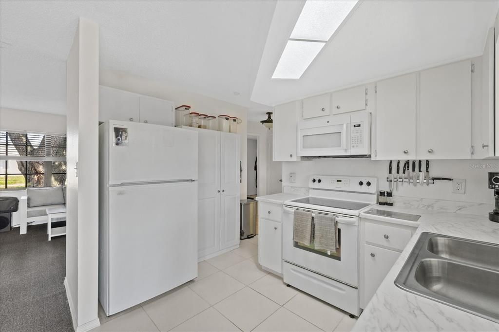 На продажу: $239,900 (2 спален, 1 ванн, 744 Квадратных фут)